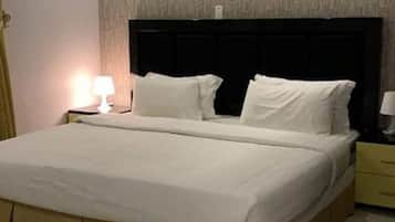 Room | 2 bedrooms, individually decorated, iron/ironing board, free WiFi