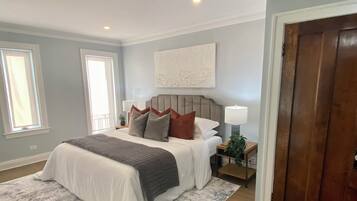 3 多间卧室、客房内保险箱、办公桌、熨斗/熨衣板