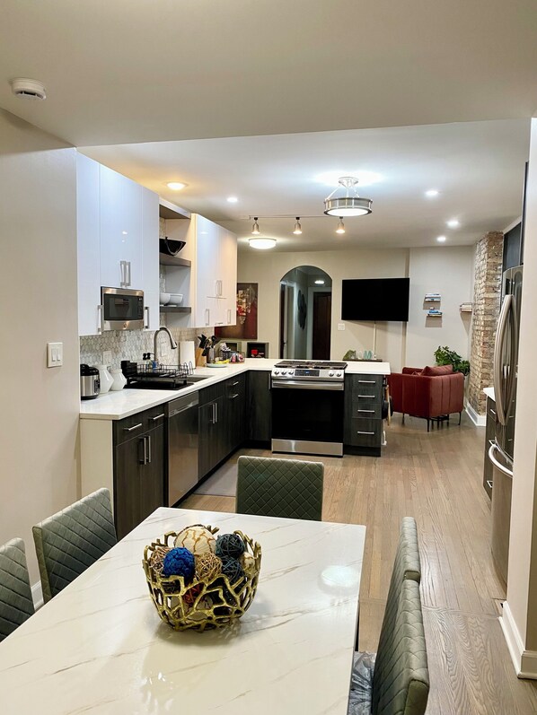 ثلاجة، ميكروويف، فرن، موقد طهي مسطح