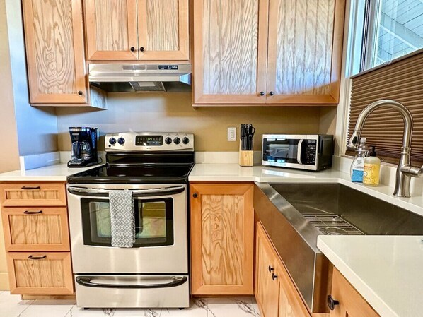 Refrigerador, microondas, horno, placa de cocina