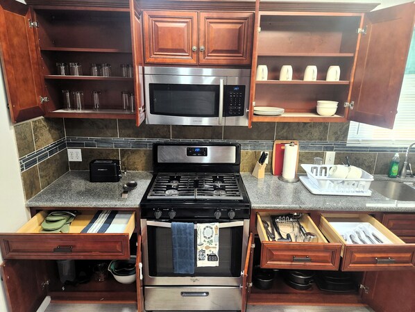 Refrigerador, microondas, horno, placa de cocina