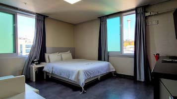 Escritorio, espacio para trabajar con laptop y wifi gratis