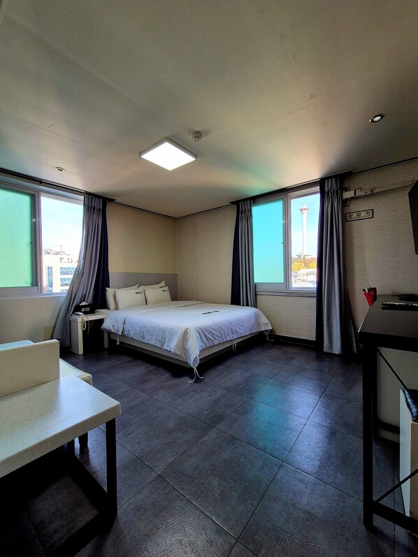 Bureau, espace de travail pour ordinateur portable, Wi-Fi gratuit