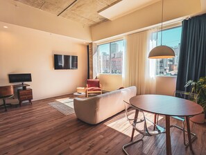 Business Studio | Premium bedding, pillowtop beds, blackout drapes, soundproofing - Terminus Hôtel (Québec)