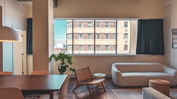 Signature appartement | Woonruimte | Flatscreentelevisie, streamingdiensten en een computerscherm