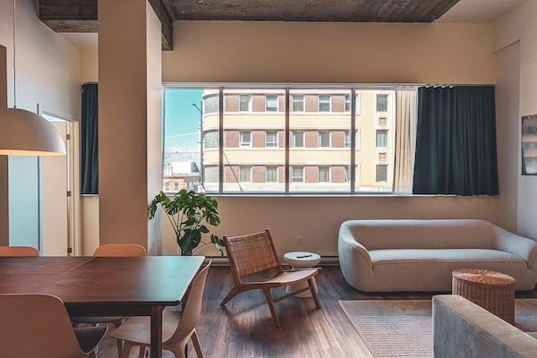 Apartamento com design assinado | Área de estar | TV de tela plana 55 polegadas com canais digitais, serviços de streaming