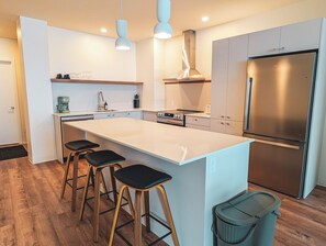 Refrigerador con freezer, microondas, horno, placa de cocina