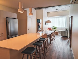 Apartamento premium | Cozinha privada | Geladeira grande, micro-ondas, fogão, cooktop