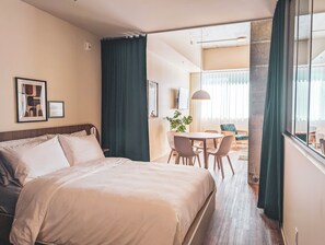 Rideaux occultants, chambres insonorisées, lits bébé (en supplément)