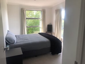 3 bedrooms, free WiFi, bed sheets - Magic on Maratahu. Spacious, Warm & sunny apartment (New Plymouth)