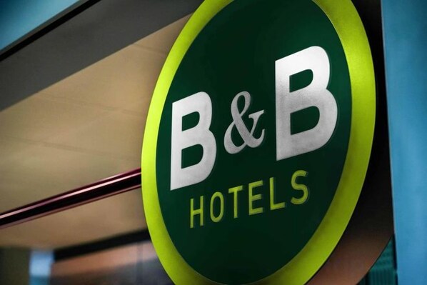 A circular sign with the text 'B&B HOTELS' on it.