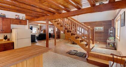 Campton Log Cabin- Close to it all!