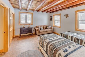 2 bedrooms, desk, free WiFi, bed sheets