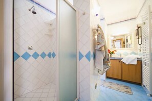 تجهيزات دش، مجففات شعر ، مراحيض شطف، مناشف