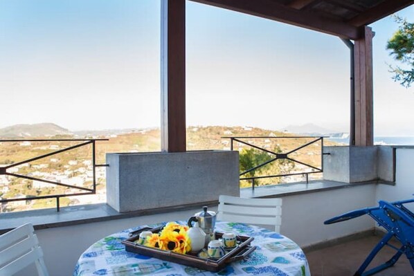 Outdoor dining - Lamberti Apartment (Monte di Procida)