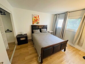 2 bedrooms, iron/ironing board, WiFi, bed sheets - Charming Cozy Modern 2-Bedroom condo (Columbia)