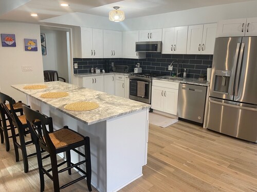 Charming Cozy Modern 2-Bedroom condo