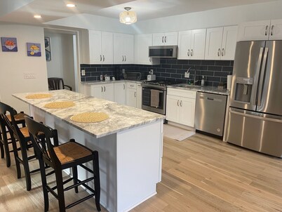Charming Cozy Modern 2-Bedroom condo