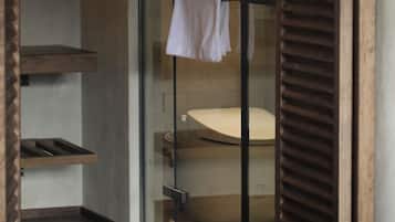 Classic Room, Balcony | Bathroom