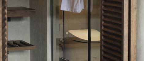 Secador de pelo, toallas, jabón, shampoo