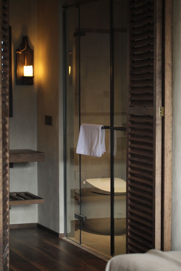 Classic Room, Balcony | Bathroom | Hair dryer, towels, soap, shampoo
