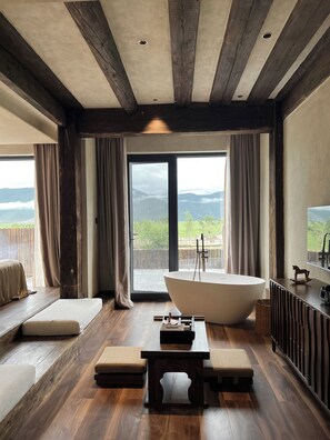 Standard Twin Room, Balcony | Bathroom | Hair dryer, towels, soap, shampoo - EVEREST POINT (Deqin)