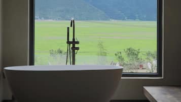 Deluxe Room | Bathroom