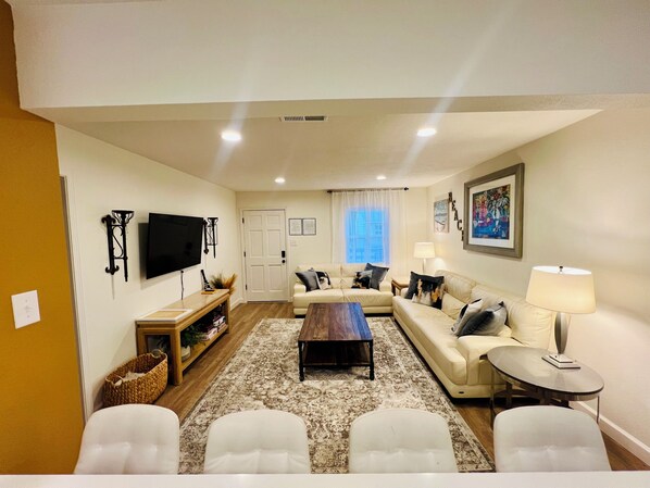 Living area - Cozy 2-bedroom condo with AC, WiFi , PPV and in tranquil southern, Ocean Springs (Ocean Springs)