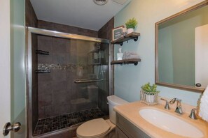 Towels, soap, toilet paper - 10 Min. Drive From Tournament! WiFi, Parking for 3! Fire Pit! TV's In All Rooms! (Martinez)