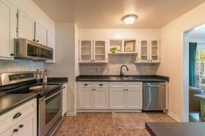 Microwave, oven, stovetop, dishwasher - 10 Min. Drive From Tournament! WiFi, Parking for 3! Fire Pit! TV's In All Rooms! (Martinez)