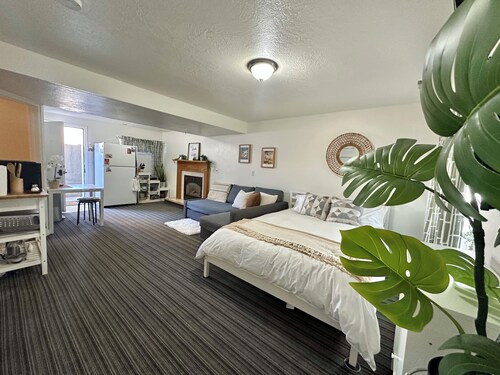 Hawaiian Sunshine 1-bedroom house in welcoming Provo with AC, WiFi