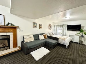 Smart TV, fireplace