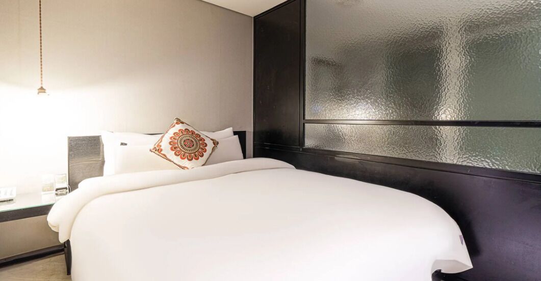 Family Room | Desk, laptop workspace, free WiFi, bed sheets