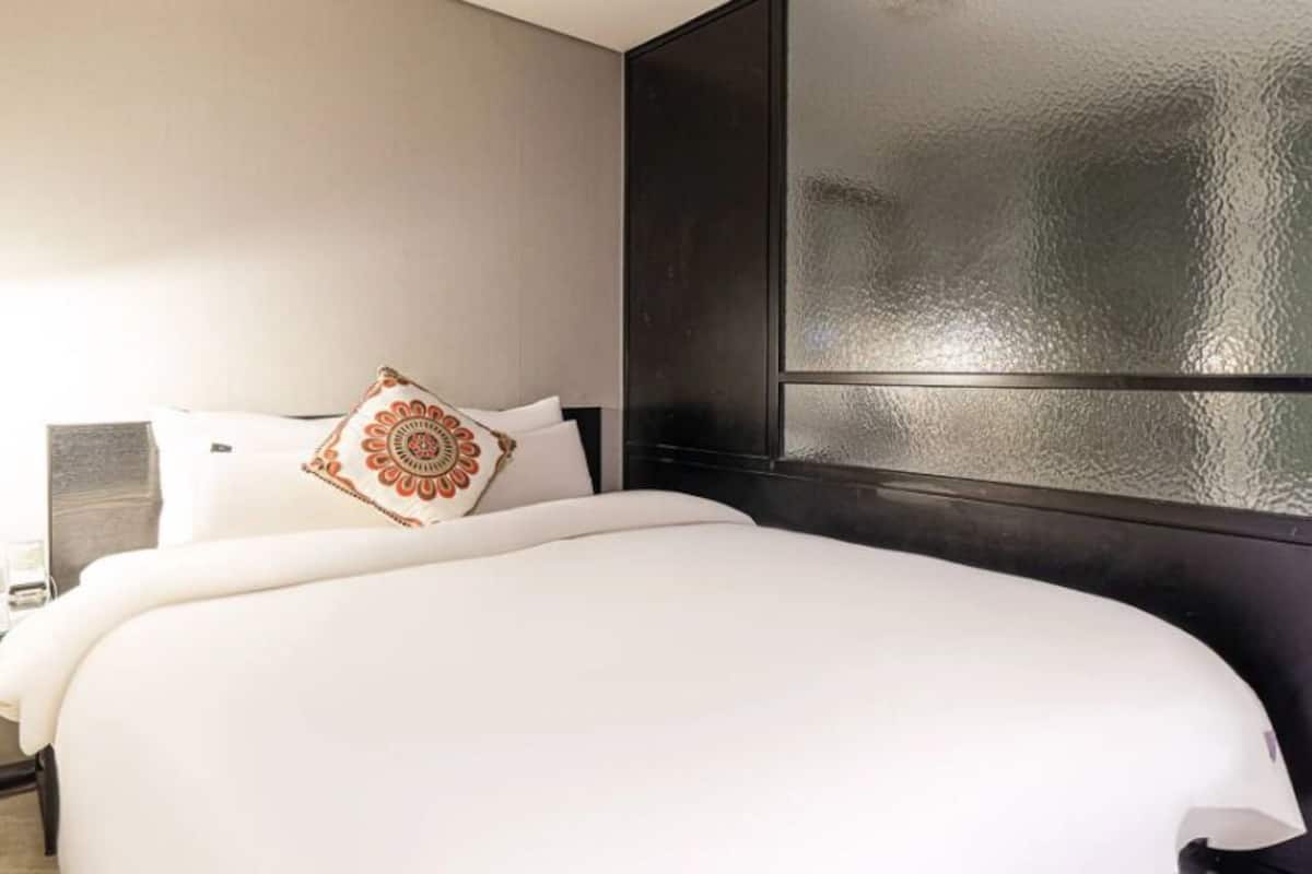 Family Room | Desk, laptop workspace, free WiFi, bed sheets