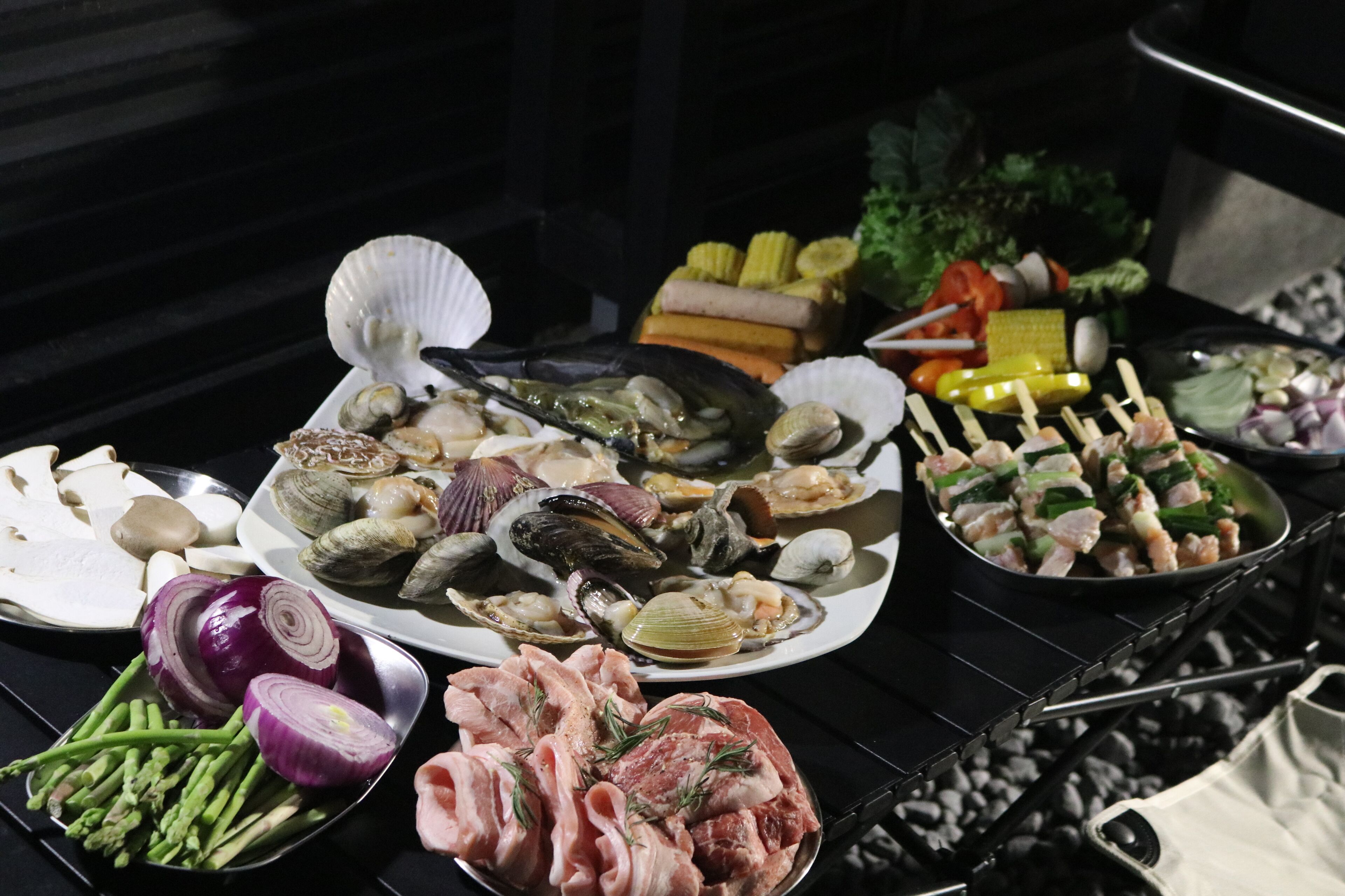 Una variedad de mariscos y verduras sobre una mesa.