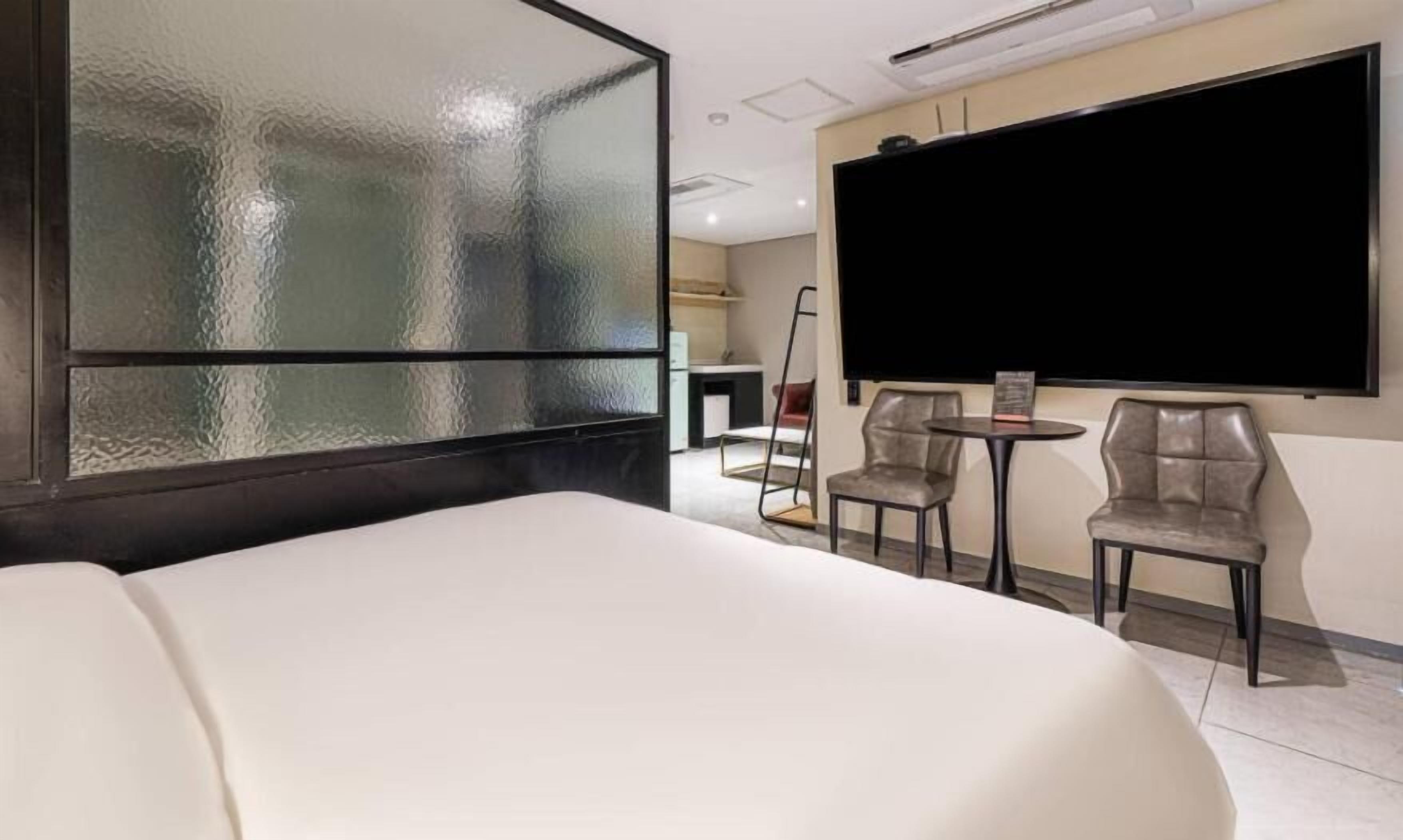Desk, laptop workspace, free WiFi, bed sheets