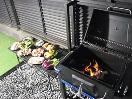 Escritorio, espacio para trabajar con laptop y wifi gratis 