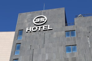 A modern hotel building with a prominent logo and the word "HOTEL" on the facade. - 3s Hotel Soraepogu (Incheon)