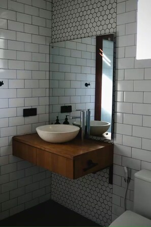 シャワー、タオル、石鹸、トイレットペーパー