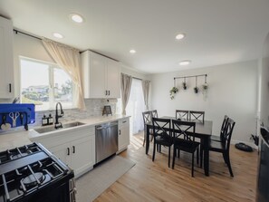 Microwave, oven, stovetop, dishwasher - Serene river view & beach walk, near Monterey Aquarium, Laguna Seca, Santa Cruz (Moss Landing)