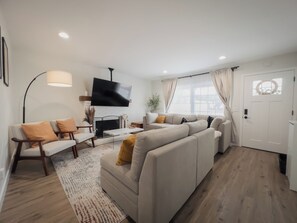 Smart TV - Serene river view & beach walk, near Monterey Aquarium, Laguna Seca, Santa Cruz (Moss Landing)