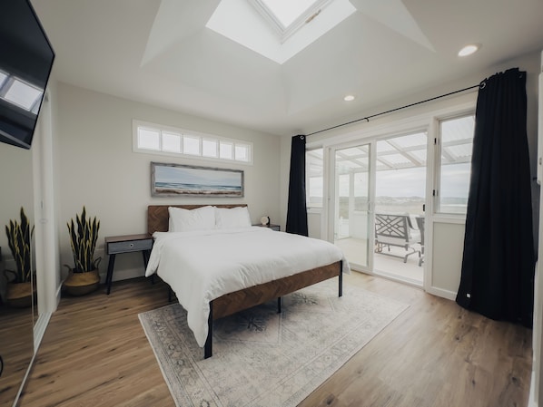 3 bedrooms, iron/ironing board, travel crib, free WiFi - Serene river view & beach walk, near Monterey Aquarium, Laguna Seca, Santa Cruz (Moss Landing)