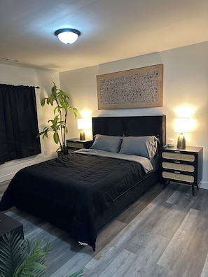 2 soverom, skrivebord, strykejern/-brett og reiseseng for barn