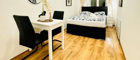 5 室のベッドルーム、デスク、ベッドシーツ