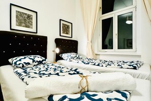 1 bedroom, desk, bed sheets - Chic 5BR Apt for 10P; w/ Direct City Access (Vienna)