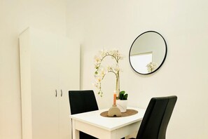 Dining - Chic 5BR Apt for 10P; w/ Direct City Access (Vienna)