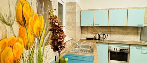 Kühlschrank, Ofen, Herdplatte, Wasserkocher mit Kaffee-/Teezubehör