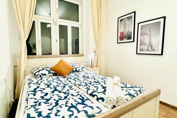 1 bedroom, desk, WiFi, bed sheets - Charming 2-Person Room, Minutes from Atzgersdorf (Wien)