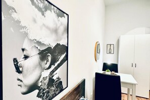 Interior - Modern Room Two, Ideally Located Near Atzgersdorf (Vienna)