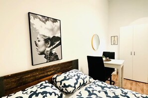 1 bedroom, desk, WiFi, bed sheets - Modern Room Two, Ideally Located Near Atzgersdorf (Vienna)